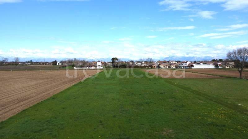 terreno edificabile in vendita a Castions di Strada