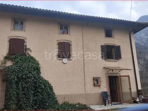 casa indipendente in vendita a Cavazzo Carnico in zona Mena