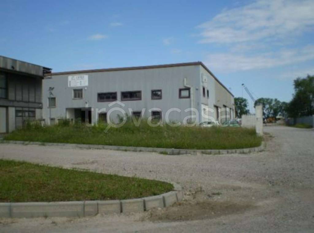locale commerciale in vendita a Cervignano del Friuli