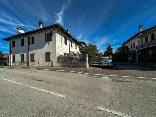 casa indipendente in vendita a Chiopris-Viscone