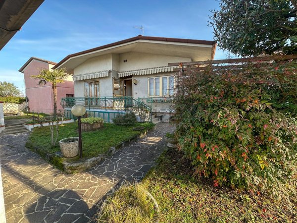 casa indipendente in vendita a Chiopris-Viscone