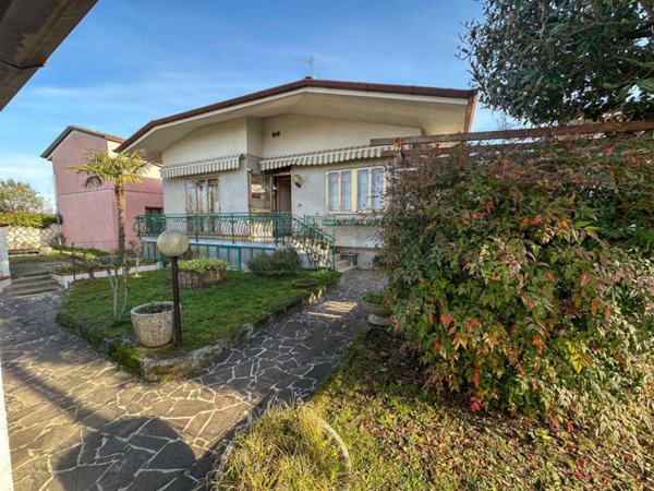 casa indipendente in vendita a Chiopris-Viscone