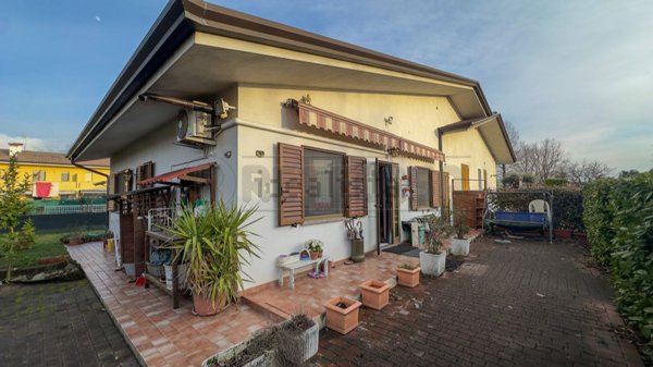 casa indipendente in vendita a Chiopris-Viscone