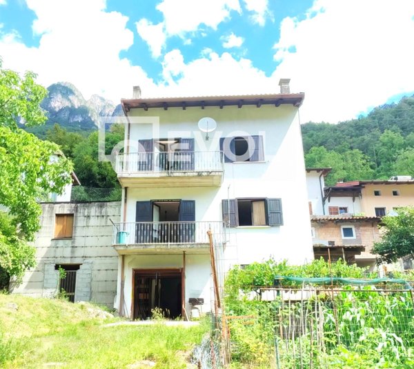 casa indipendente in vendita a Chiusaforte