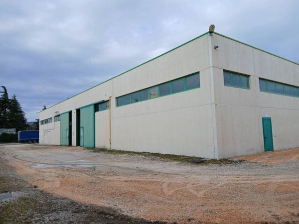 locale commerciale in vendita a Cividale del Friuli