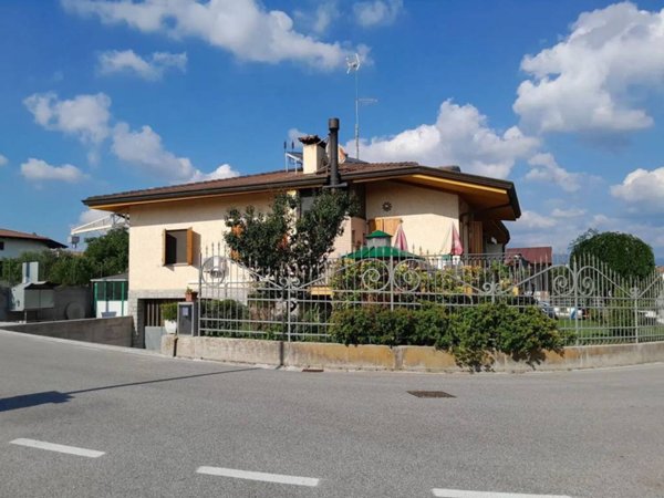 casa indipendente in vendita a Colloredo di Monte Albano in zona Mels