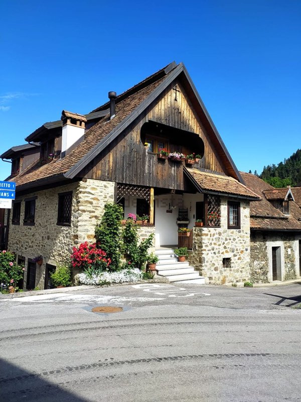 appartamento in vendita a Comeglians in zona Tualis