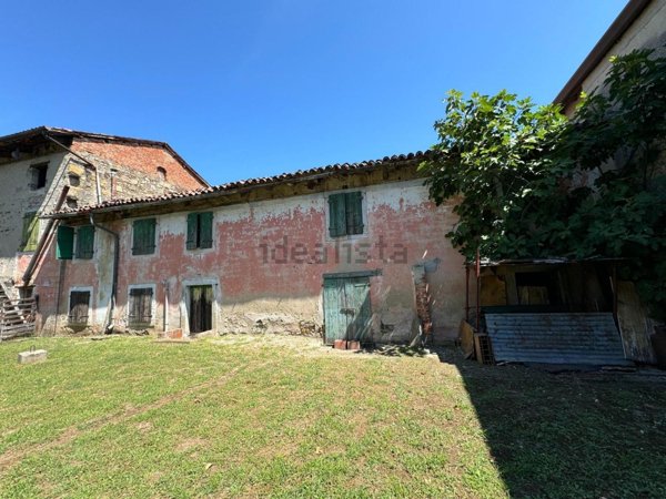 esavano in vendita a Corno di Rosazzo