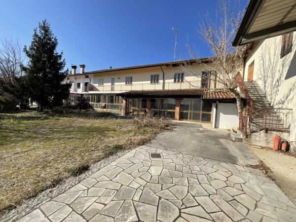 locale commerciale in vendita a Corno di Rosazzo