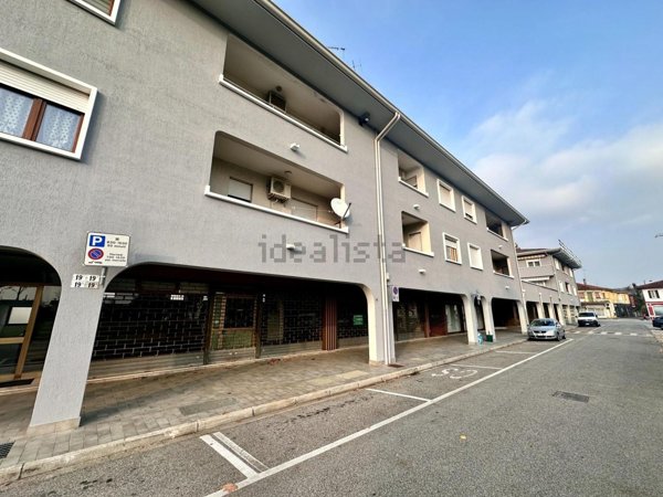 locale commerciale in vendita a Corno di Rosazzo