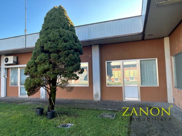locale commerciale in vendita a Corno di Rosazzo in zona Sant'Andrat del judrio
