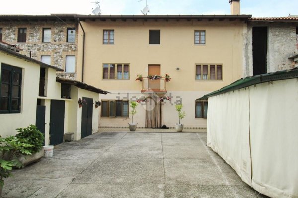 esavano in vendita a Coseano in zona Cisterna