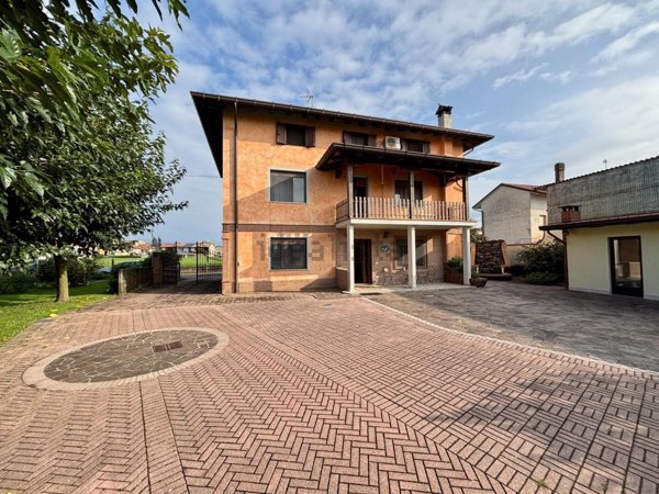casa indipendente in vendita a Dignano