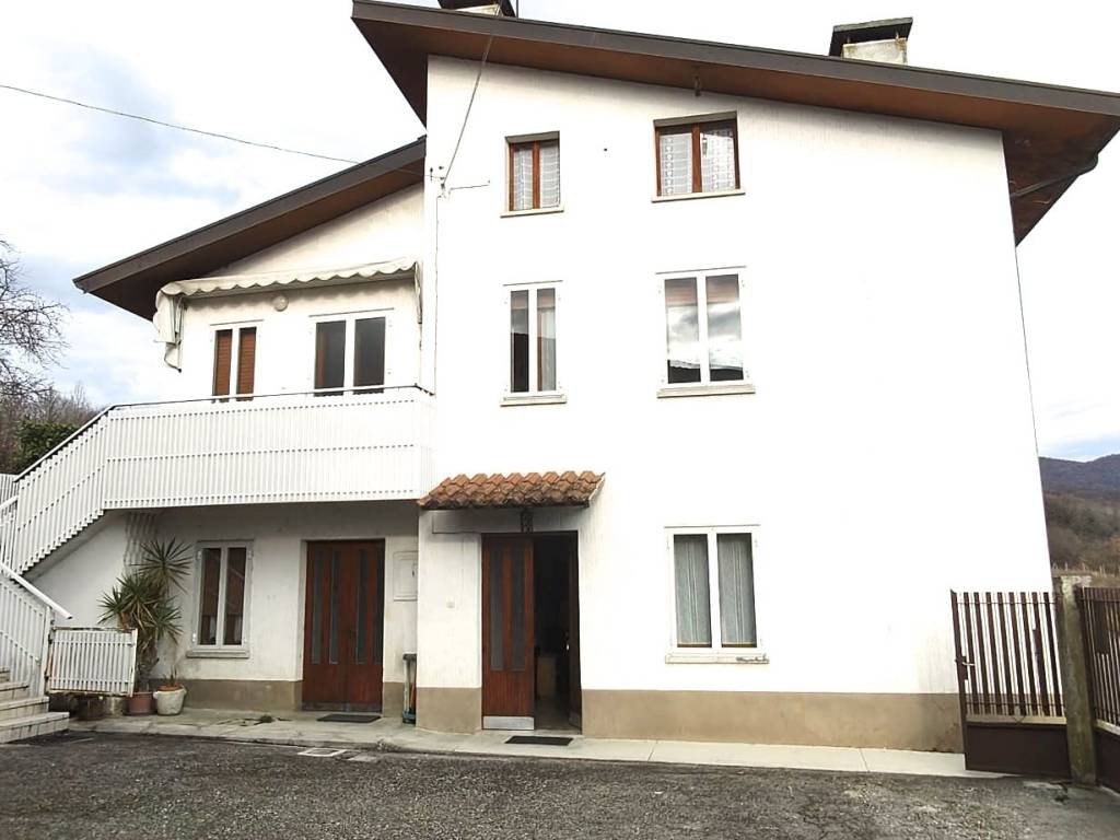 casa indipendente in vendita a Faedis in zona Campeglio