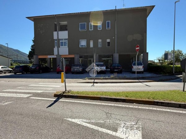 negozio in vendita a Gemona del Friuli in zona Taviel