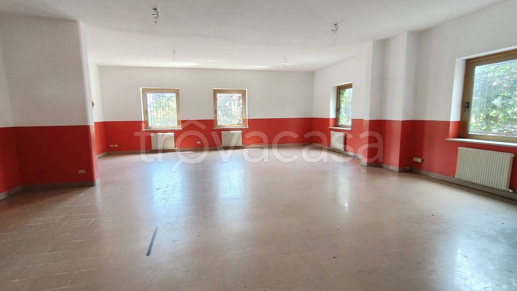 negozio in vendita a Gemona del Friuli in zona Piovega