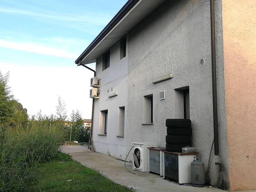 locale commerciale in vendita a Latisana