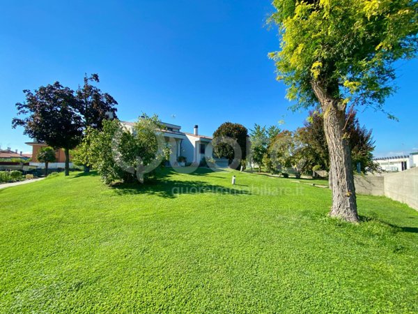 casa indipendente in vendita a Latisana in zona Pertegada