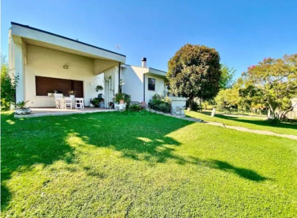 casa indipendente in vendita a Latisana in zona Pertegada