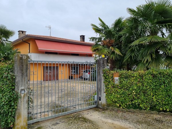 casa indipendente in vendita a Latisana in zona Pertegada