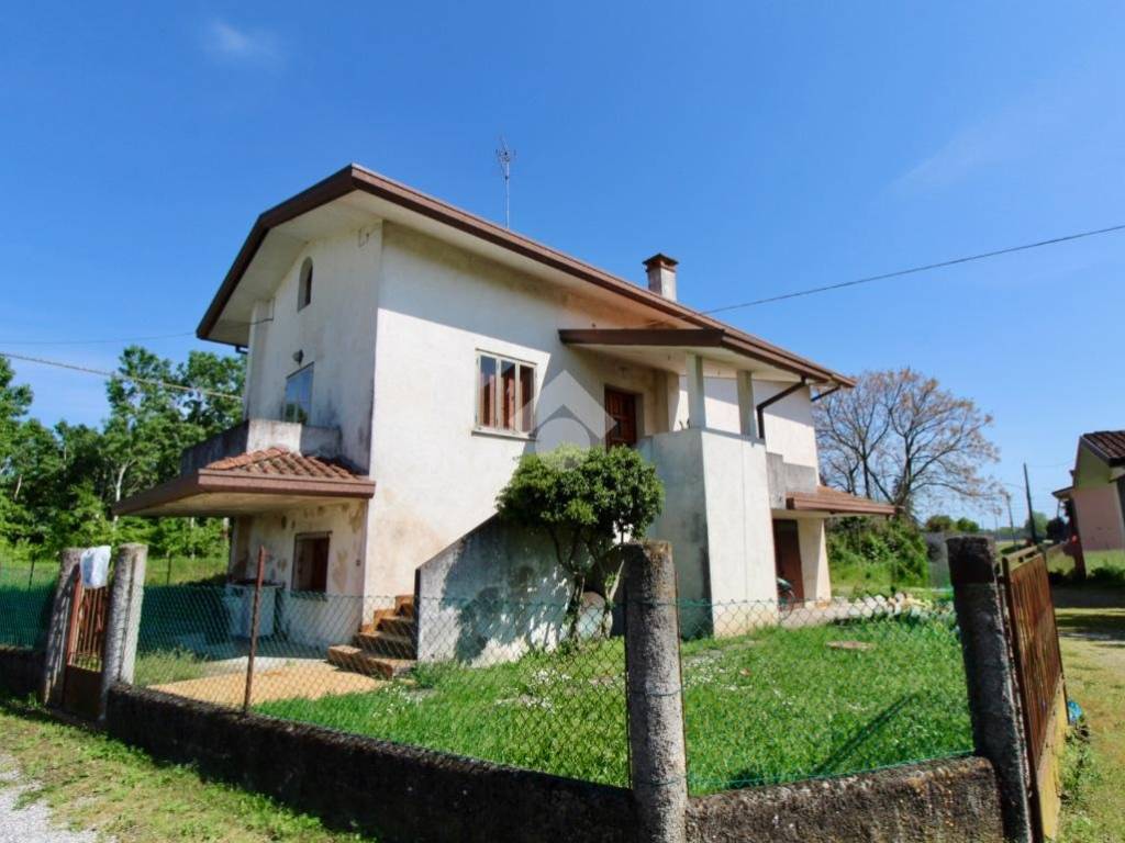 casa indipendente in vendita a Latisana