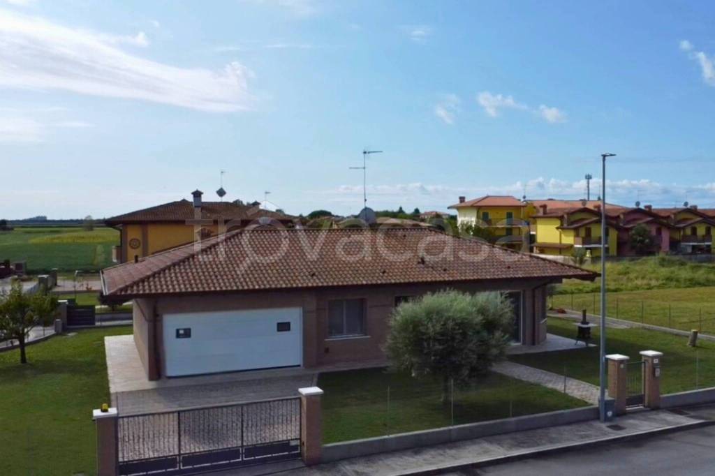 casa indipendente in vendita a Latisana in zona Pertegada