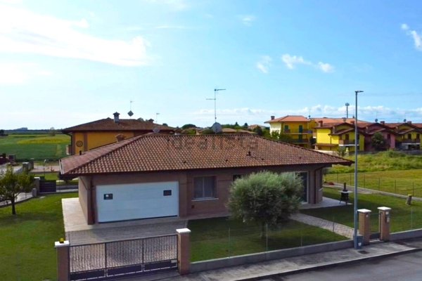 casa indipendente in vendita a Latisana in zona Pertegada