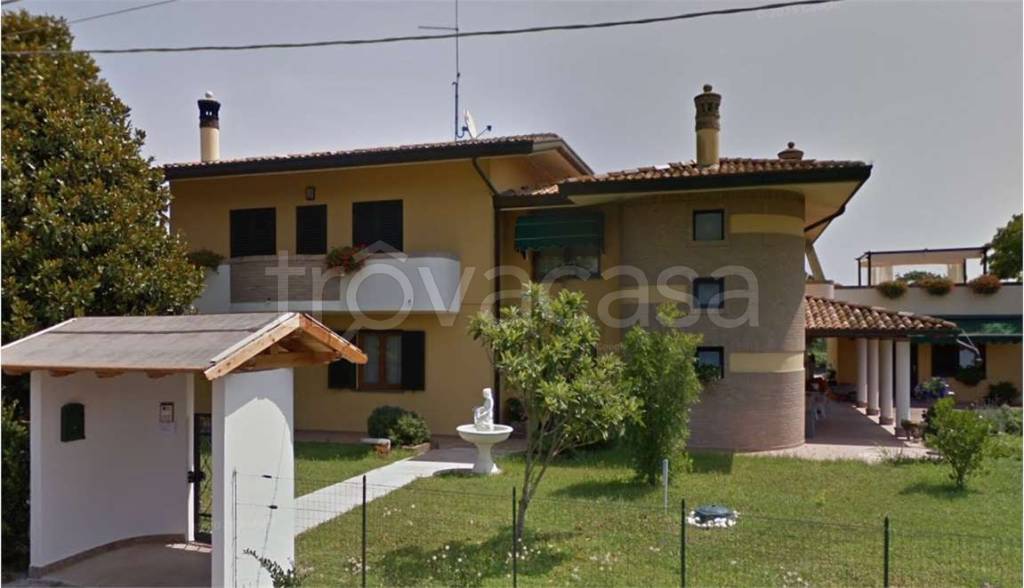 casa indipendente in vendita a Latisana in zona Pertegada