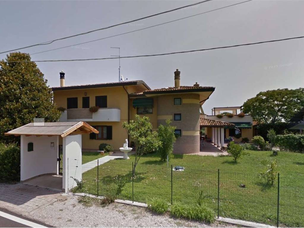 casa indipendente in vendita a Latisana in zona Pertegada
