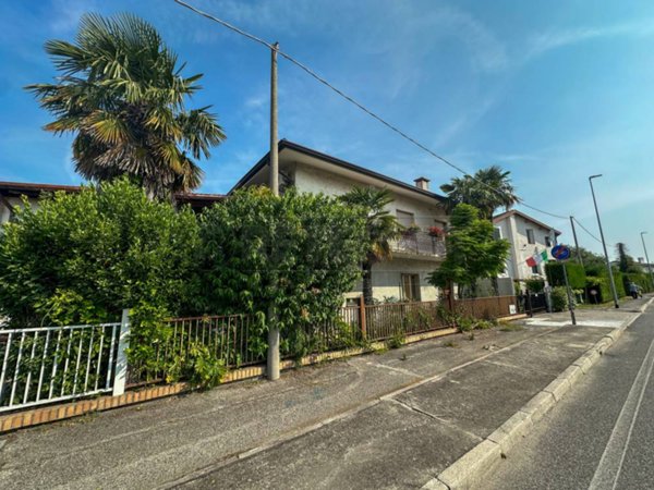 casa indipendente in vendita a Latisana in zona Crosere