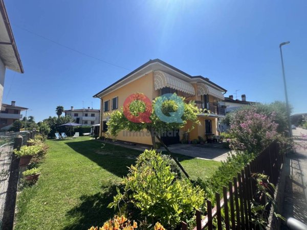casa indipendente in vendita a Latisana in zona Pertegada
