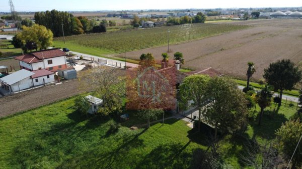 casa indipendente in vendita a Latisana in zona Pertegada