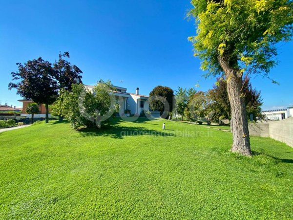 casa indipendente in vendita a Latisana in zona Pertegada