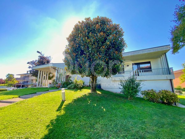 casa indipendente in vendita a Latisana in zona Pertegada