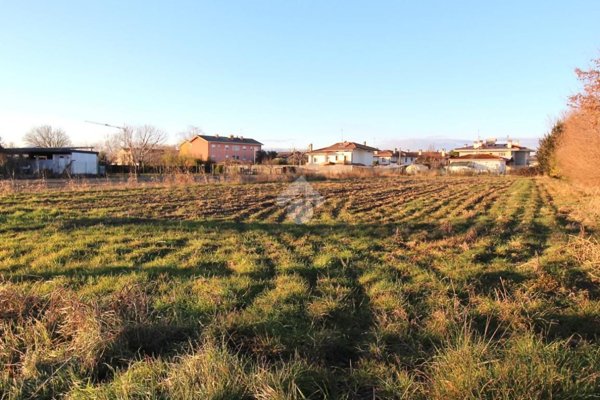 terreno edificabile in vendita a Latisana in zona Pertegada