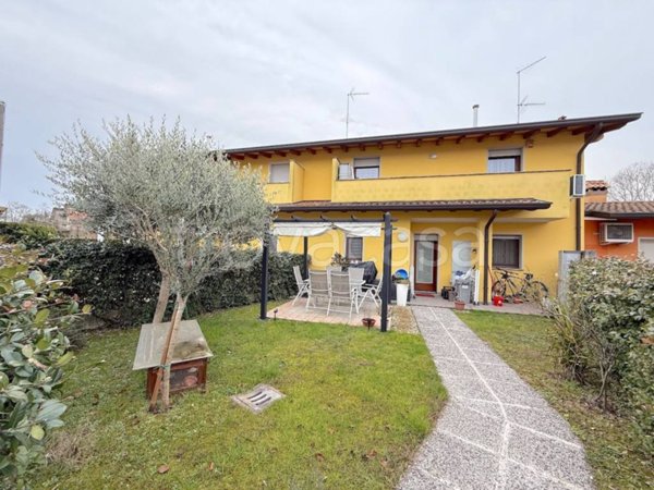 casa indipendente in vendita a Latisana in zona Pertegada