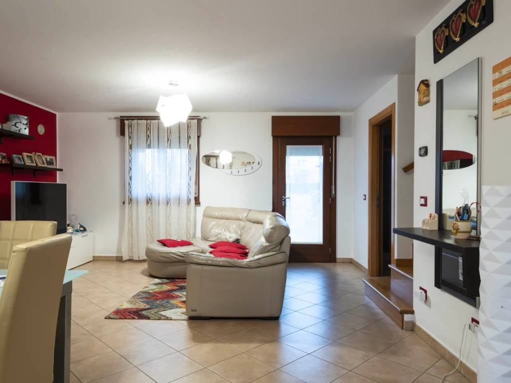 casa indipendente in vendita a Latisana in zona Pertegada