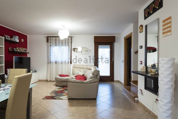 casa indipendente in vendita a Latisana in zona Pertegada