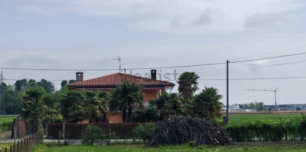casa indipendente in vendita a Latisana in zona Pertegada