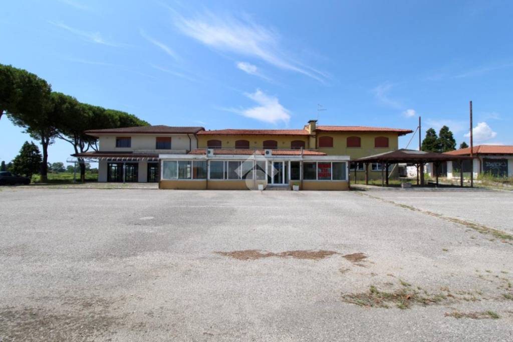 locale commerciale in vendita a Latisana in zona Pertegada