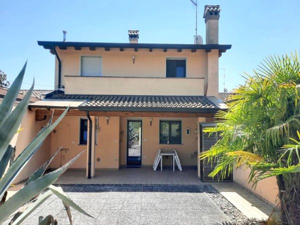 casa indipendente in vendita a Latisana in zona Pertegada