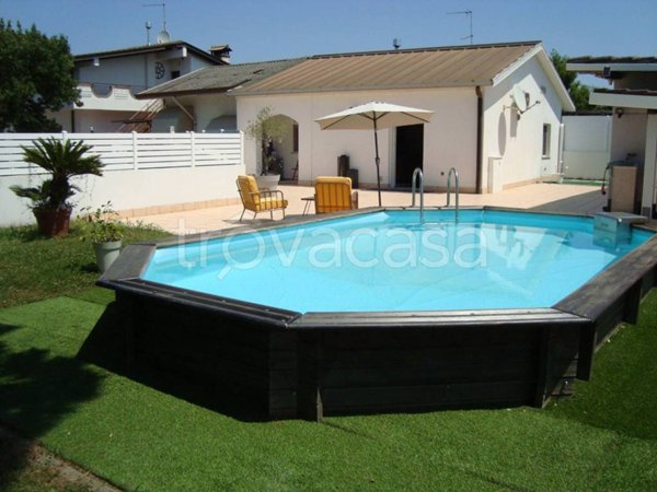 casa indipendente in vendita a Latisana in zona Pertegada
