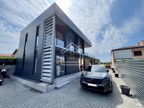 casa indipendente in vendita a Latisana in zona Pertegada