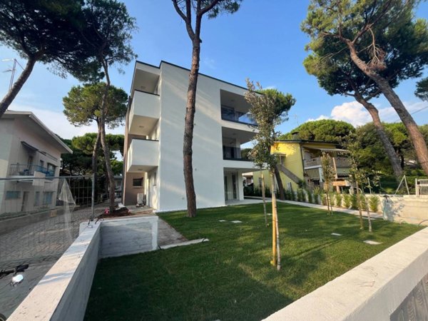 intera palazzina in vendita a Lignano Sabbiadoro in zona Pineta