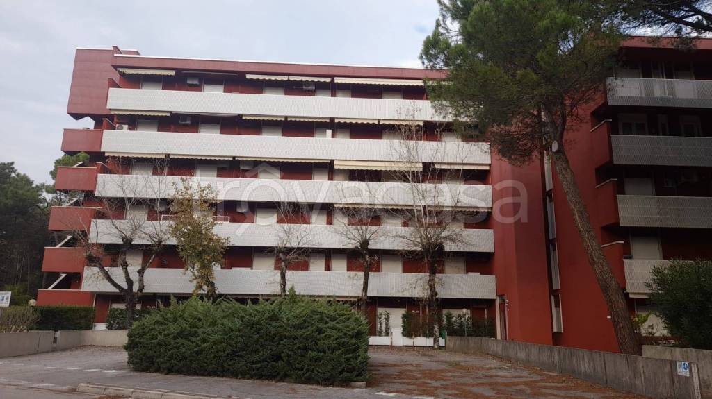 locale commerciale in vendita a Lignano Sabbiadoro in zona Pineta