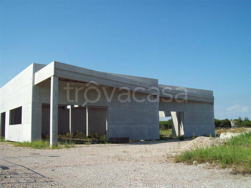 locale commerciale in vendita a Lignano Sabbiadoro