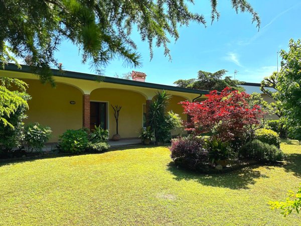 casa indipendente in vendita a Lignano Sabbiadoro in zona Pineta