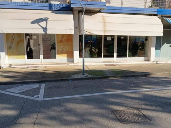 negozio in vendita a Lignano Sabbiadoro