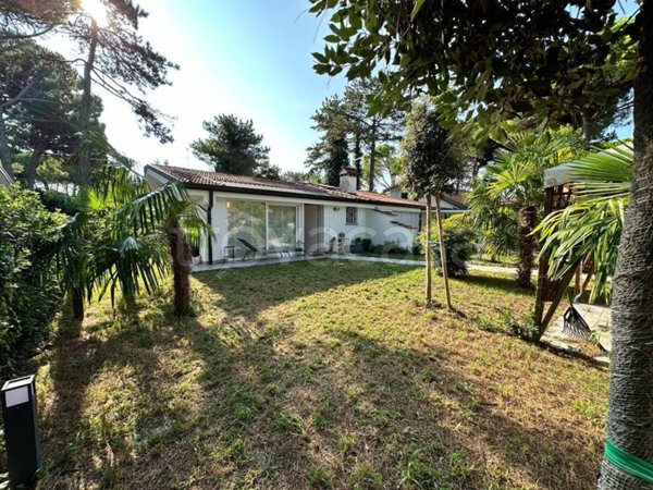 casa indipendente in vendita a Lignano Sabbiadoro in zona Pineta