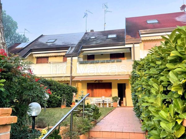 casa indipendente in vendita a Lignano Sabbiadoro in zona Riviera